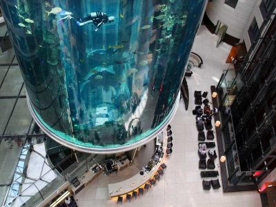 Revienta el acuario AquaDom dentro de hotel en Alemania y deja dos heridos