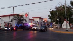Un hombre herido por arma de fuego llega en su veh&iacute;culo a la Cruz Roja