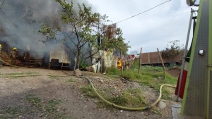 Incendio consume casa de madera y lámina en la colonia Las Coloradas