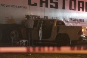 Muere conductor al quedar prensado bajo un tráiler en la México-15, en Los Mochis