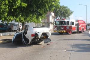 Joven lesionado en aparatosa volcadura en BMW esta ma&ntilde;ana