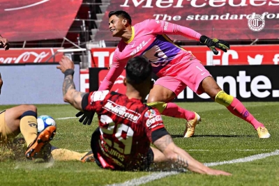 Con pol&eacute;mico arbitraje, Toluca derrota a Pumas