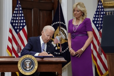 Biden promulga ley para reforzar el control de armas en Estados Unidos