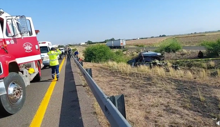 Camioneta con placas de BC se accidenta en autopista Culiacán-Mazatlán, hay tres muertos