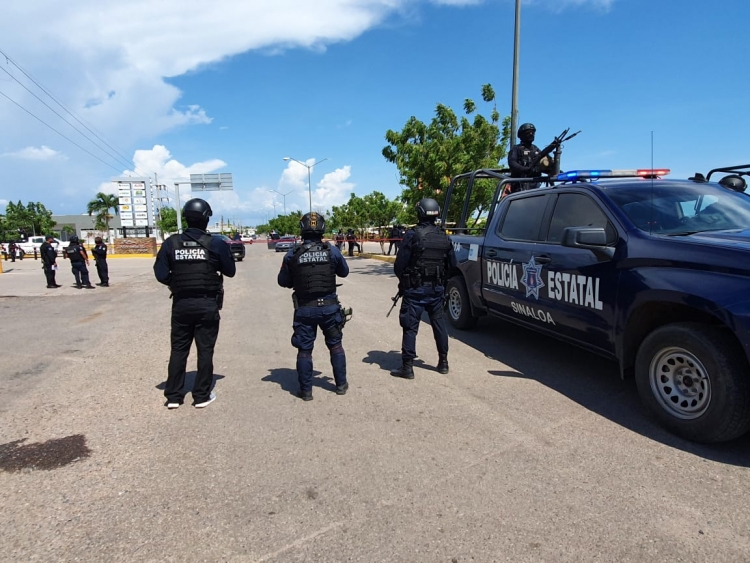 ¡Bien armados! Detienen a cuatro en poder de armas largas y cortas, en Culiacán