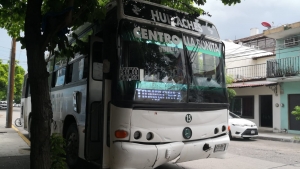 Terrible, Cami&oacute;n huizaches atropella a pareja que viajaba en moto frente a las instalaciones de Cruz Roja, la mujer falleci&oacute;.