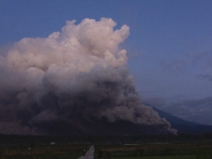 Indonesia evac&uacute;a a cerca de 2 mil personas por la erupci&oacute;n del volc&aacute;n del Monte Semeru
