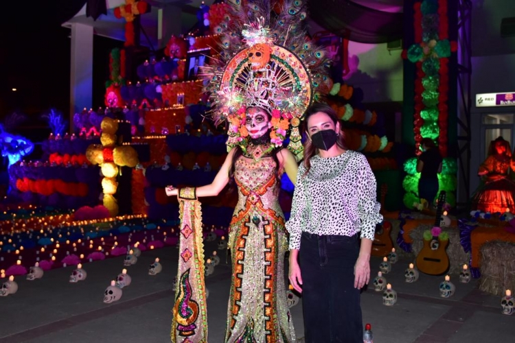 Con espectacular Altar Colosal conmemoran el Día de Muertos en Salvador Alvarado