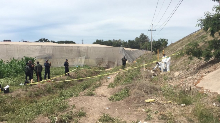 Localizan cadáver semi enterrado a un lado de la autopista Benito Juárez