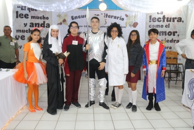 Viven las letras; Estudiantes celebran el D&iacute;a Internacional del Libro