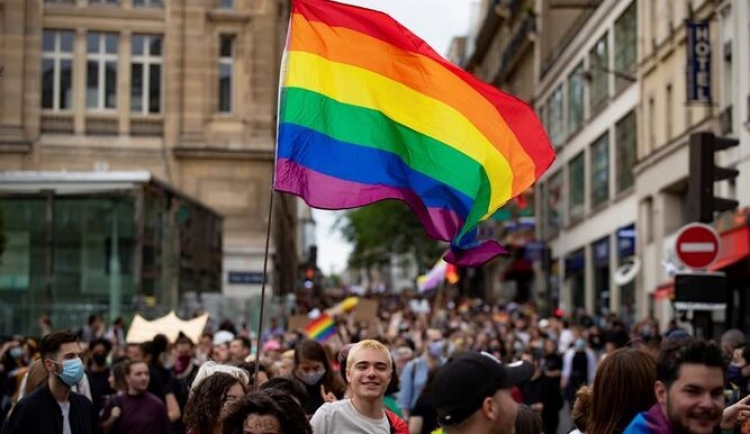 Colectivos se unen en marcha del orgullo LGBTQ para exigir justicia racial en París