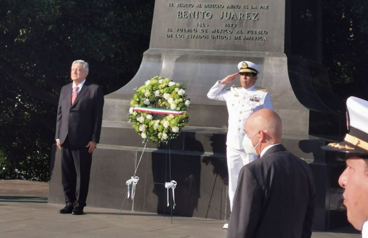 En visita a monumentos de Ju&aacute;rez y Lincoln en EU, L&oacute;pez Obrador coloca ofrendas