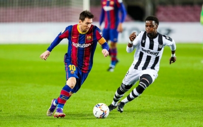 Barcelona pretende bajarle el sueldo a Messi