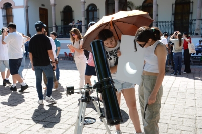 Familias sinaloenses disfrutan del gran espect&aacute;culo del eclipse solar anular en la explanada del emblem&aacute;tico Edificio Central de la UAS, en Culiac&aacute;n