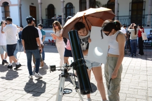 Familias sinaloenses disfrutan del gran espectáculo del eclipse solar anular en la explanada del emblemático Edificio Central de la UAS, en Culiacán