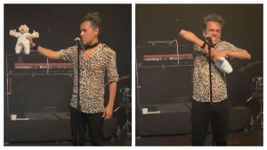 Rub&eacute;n Albarr&aacute;n muerde y destruye peluche del Dr. Simi en el escenario