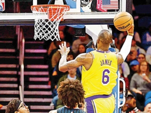 Lakers paran la hemorragia y vencen a Orlando