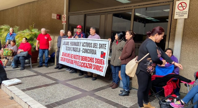 Maestros bloquean accesos a Palacio; exigen pago del ahorro de vivienda