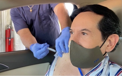 "Mi pa&iacute;s no me brind&oacute; esa seguridad": Pepillo Origel se vacuna contra covid-19 en Miami