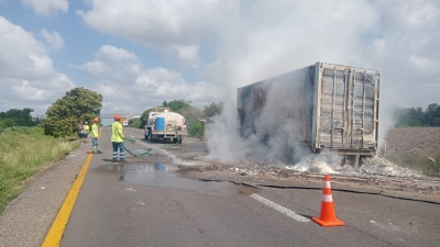 Se quema remolque de tr&aacute;iler sobre autopista Culiac&aacute;n-Mazatl&aacute;n