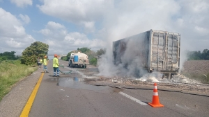Se quema remolque de tr&aacute;iler sobre autopista Culiac&aacute;n-Mazatl&aacute;n