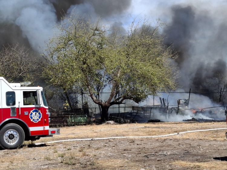 Reportan fuego en maleza y material reciclable cerca de una bodega, en Calzada Aeropuerto, en Culiacán