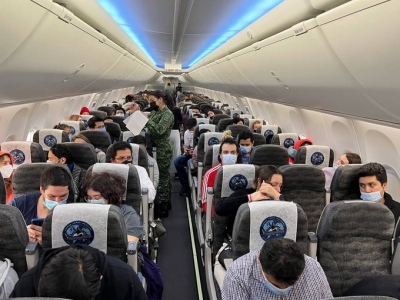 Llega a Canadá avión con mexicanos que salieron de Ucrania