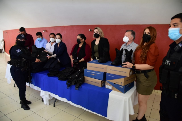 Alcaldesa de Salvador Alvarado entregan equipo t&aacute;ctico a elementos de la DSPyTM