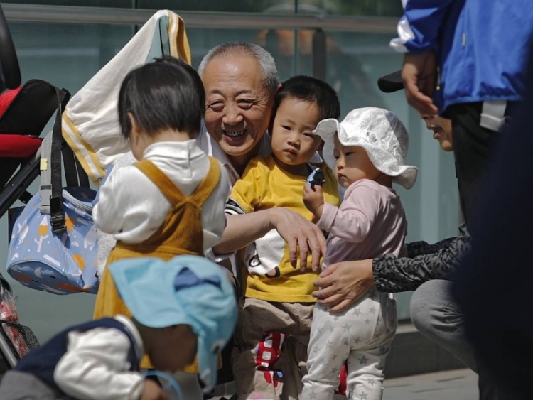 Autoriza China tener hasta tres hijos por familia ante crisis demográfica
