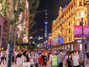 Shanghái apaga avenida principal para ahorrar energía por ola de calor