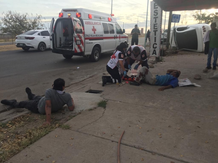 “Amanecidos”, dos hombres en un Mustang atropellan a vendedor de periódicos en bulevar Las Torres, en Culiacán