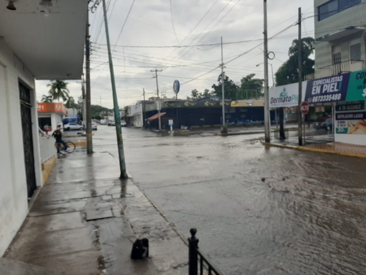 Torrencial lluvia convierte calles en r&iacute;os y provoca que empleados lleguen tarde a sus trabajos