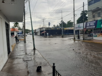 Torrencial lluvia convierte calles en r&iacute;os y provoca que empleados lleguen tarde a sus trabajos