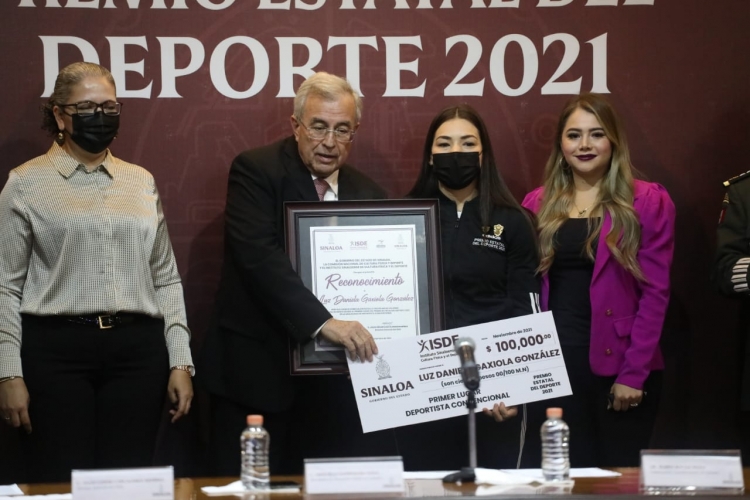 Cheque por 100 mil pesos reciben Luz Daniela Gaxiola y Juan Diego García por su Premio Estatal del Deporte 2021