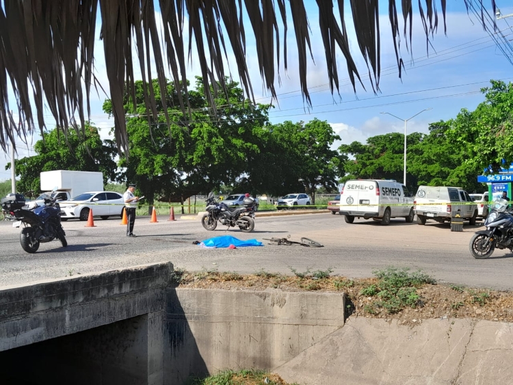 Muere adulto mayor atropellado por una góndola sobre la carretera Culiacán-Navolato, en Aguaruto, Culiacán
