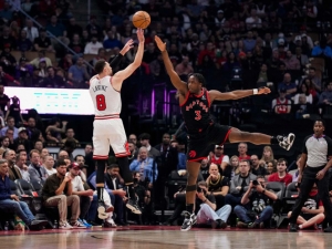 Bulls eliminan a Raptors en apretado 109-105 y entran a playoffs