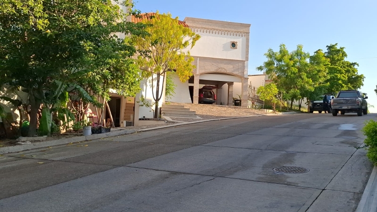 Queman y vandalizan viviendas y una camioneta en el Fraccionamiento Colinas de San Miguel, en Culiacán