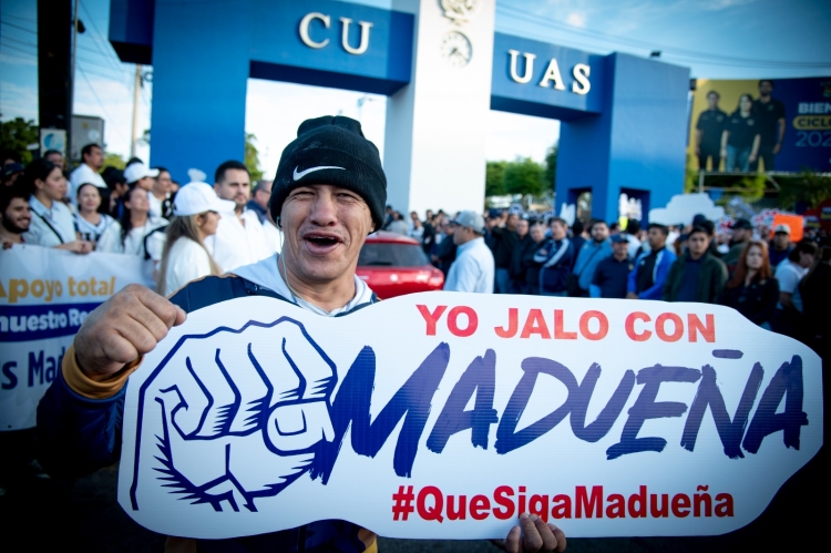 Estudiantes, docentes y trabajadores activos y jubilados de la UAS se manifiestan de manera pac&iacute;fica en Ciudad Universitaria