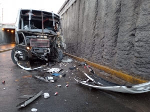 Hombres armados atacan cami&oacute;n de personal en la Gas Valle