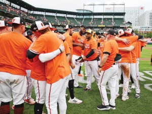 Orioles le ganan a Rays en extrainnings y gozan de su resurgir; Baltimore tiene su lugar en playoffs