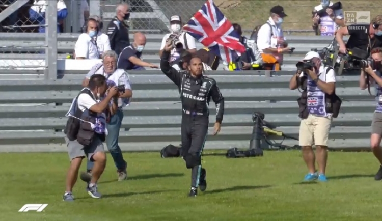 En accidentada y polémica carrera Hamilton ganó el GP Británico