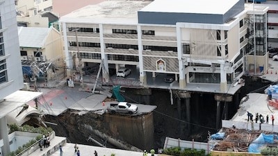 Socavón de 50 metros en Bangkok, Tailandia, se ‘come’ autos frente a un hospital