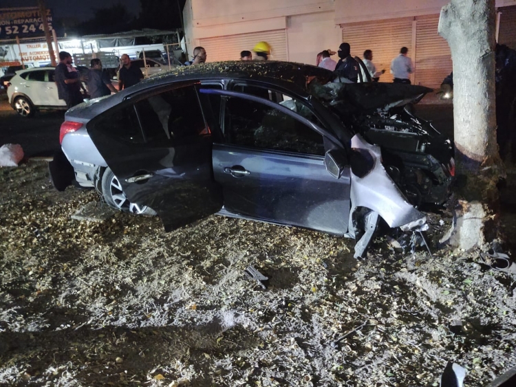 Muere joven al chocar con un árbol en la colonia Las Quintas