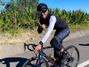 Extirpan a ciclista Alberto Contador m&aacute;s de cien tumores benignos