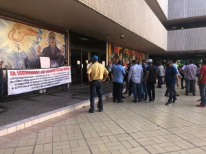 Polic&iacute;as jubilados y pensionados cierran puertas en el Palacio de Gobierno