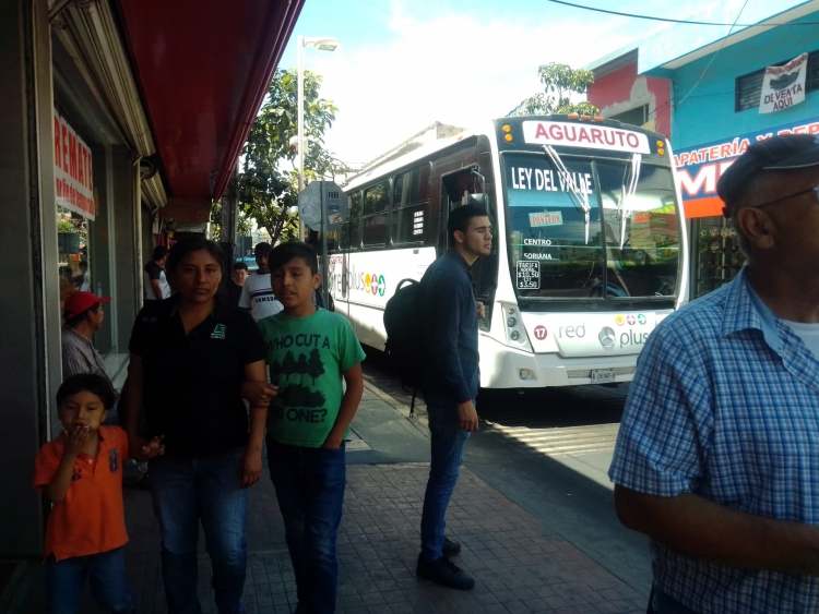 Pese a la pandemia, no todos los ch&oacute;feres abren las ventanillas de los camiones urbanos