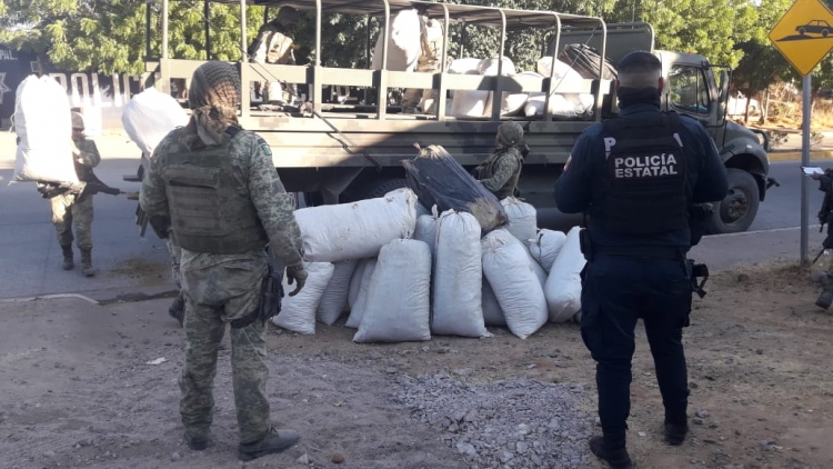 Ejército aseguró decenas de costales con droga en Choix