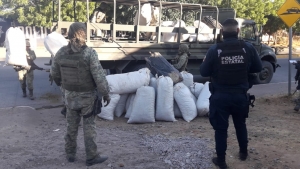 Ej&eacute;rcito asegur&oacute; decenas de costales con droga en Choix