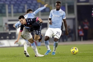 "El Chucky" Lozano se lesiona tras un fuerte cabezazo en el Lazio vs Napoli