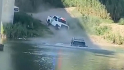 Tensa persecuci&oacute;n entre polleros y patrulla fronteriza termina con una camioneta dentro del R&iacute;o Bravo